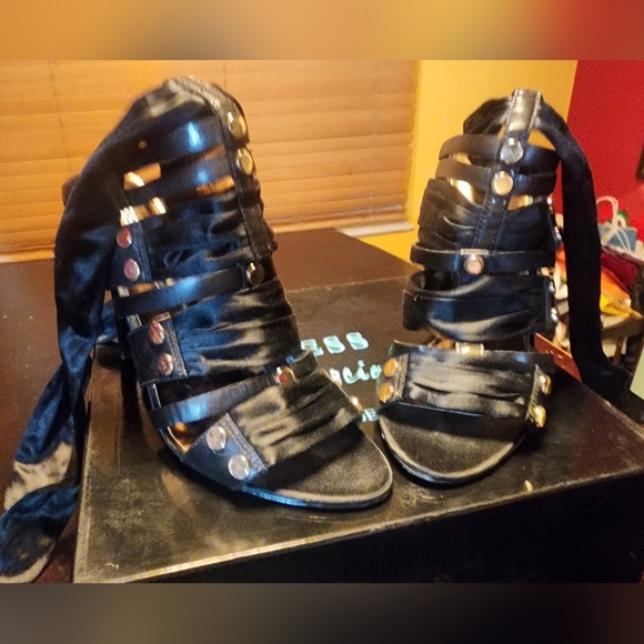 Guess Black heels size 9.5 - Picture 2 of 5